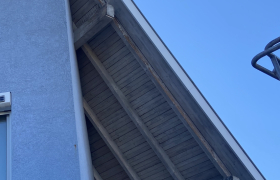 Ponçage et mise en peinture des dessous de toiture en boiserie à Colmar